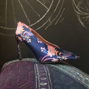 TED BAKER LONDON JACQUARD BIRD HEELS (7M)